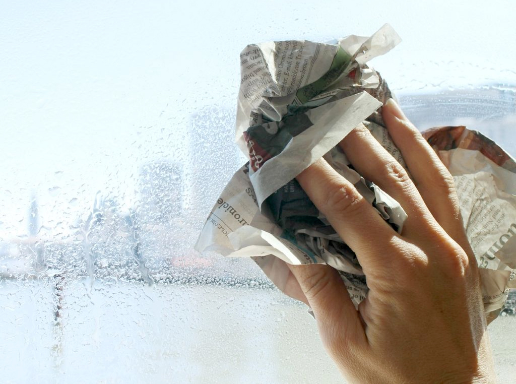 Come pulire i vetri senza lasciare aloni: consigli e trucchi Pulizia vetri senza aloni