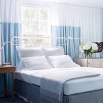 Camera da letto con parete blu