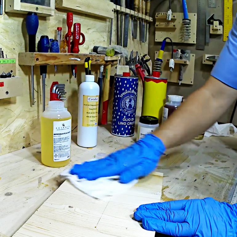 Olio per legno quale scegliere e come usarlo Olio per legno quale scegliere e come usarlo