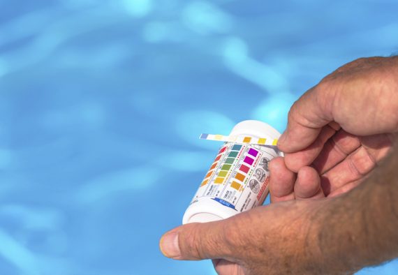 manutenzione acqua piscina trattamento
